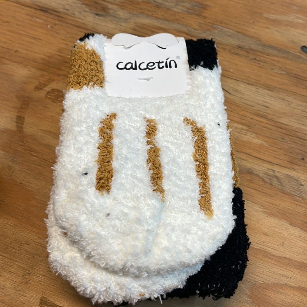 NWT woman’s one pair of fuzzy socks - Picture 2 of 4